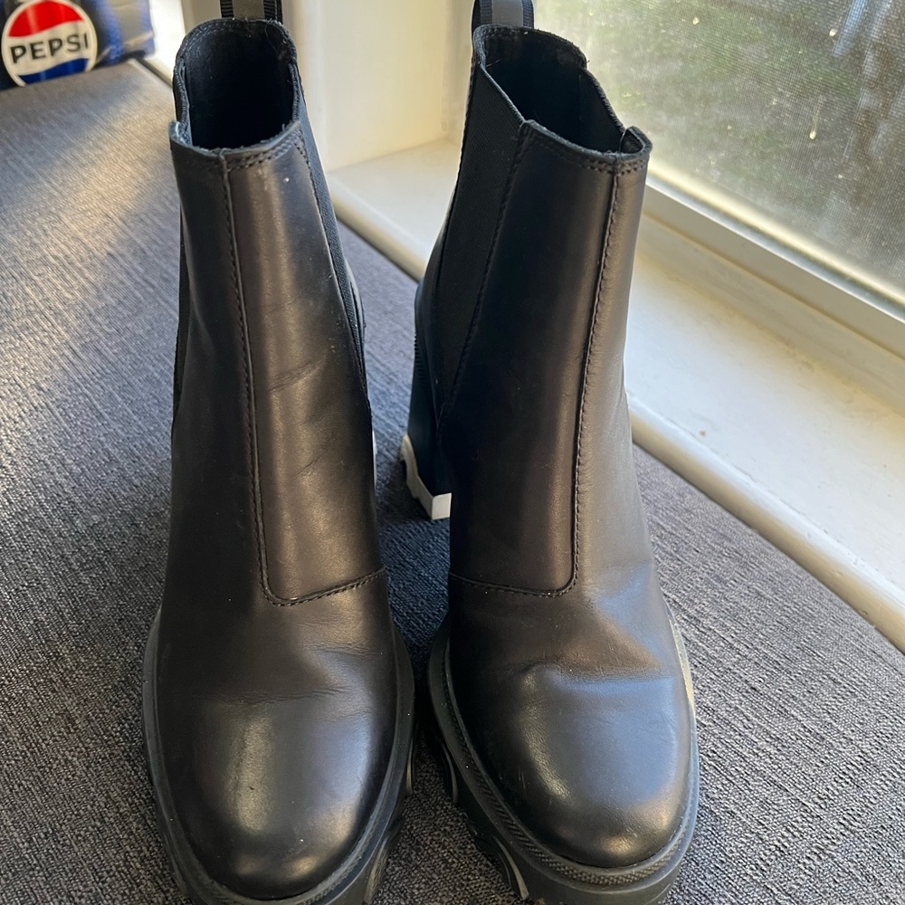 Barely won sorel Chelsea healed boots